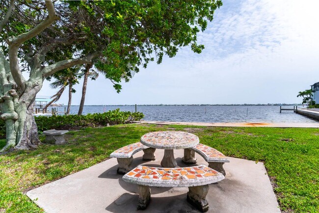 Building Photo - Unique 3 Bed, 3 Bath Waterfront Property w...