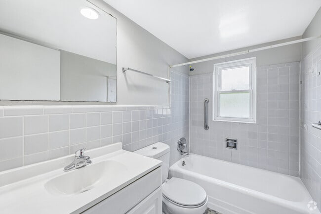 2BR, 1BA - 850SF - Primary Bathroom - College Crest