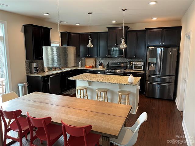Foto del edificio - 5021 Hedgebrook Ln