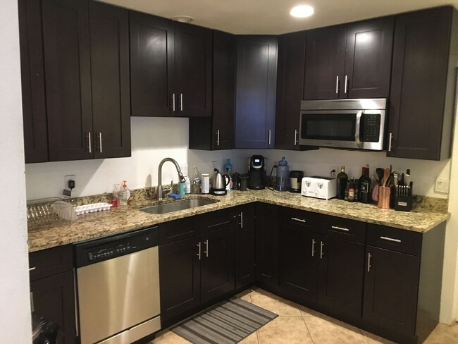 Foto del edificio - AUGUST PRE-LEASE Updated kitchen, Granite,...