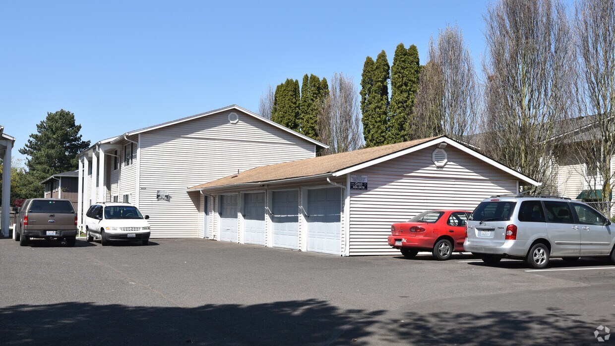 Primary Photo - Gibbons Apartments