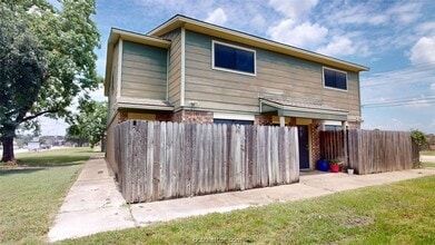Building Photo - 2807 Longmire Dr