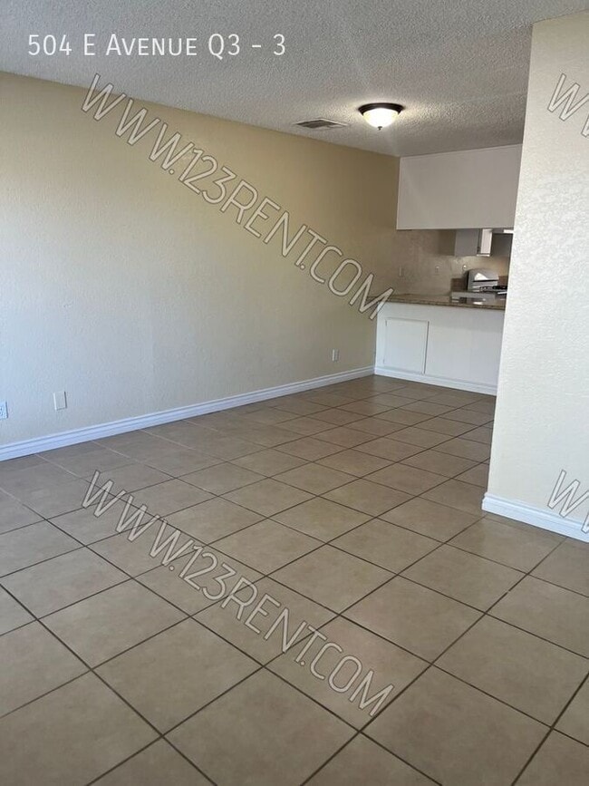 Foto del edificio - 504 E Ave Q3