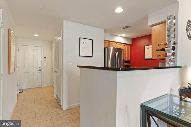 Building Photo - 2220 Fairfax Dr