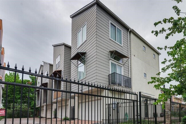 Building Photo - 2002 Blodgett St