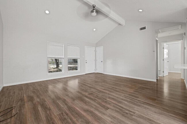 Foto del edificio - 3201 Mossrock Dr
