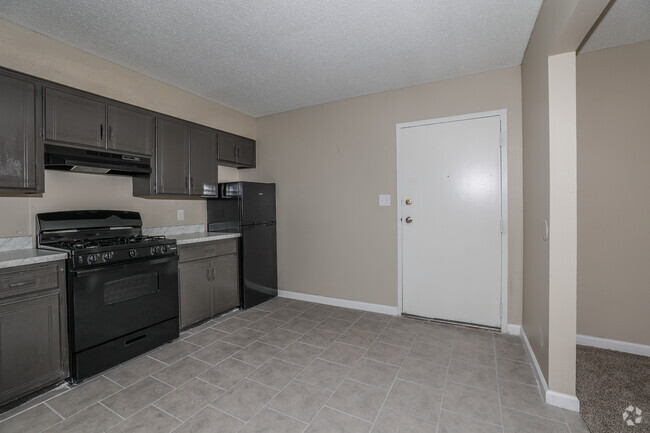 1BR, 1BA - 620SF - Kitchen and Dining Area - Carleton Crossing