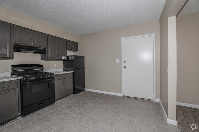 1BR, 1BA - 620SF - Kitchen and Dining Area - Maple Wood Apartments