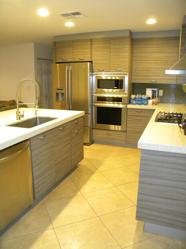 Foto del edificio - 3419 N 63rd Pl