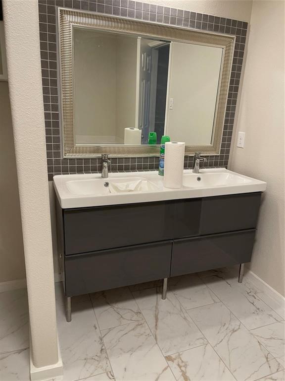 Building Photo - 536 Hidden Dale Dr