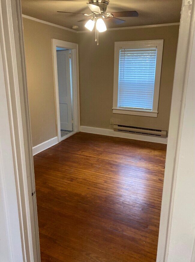 Master bedroom - 100 E Fearing St