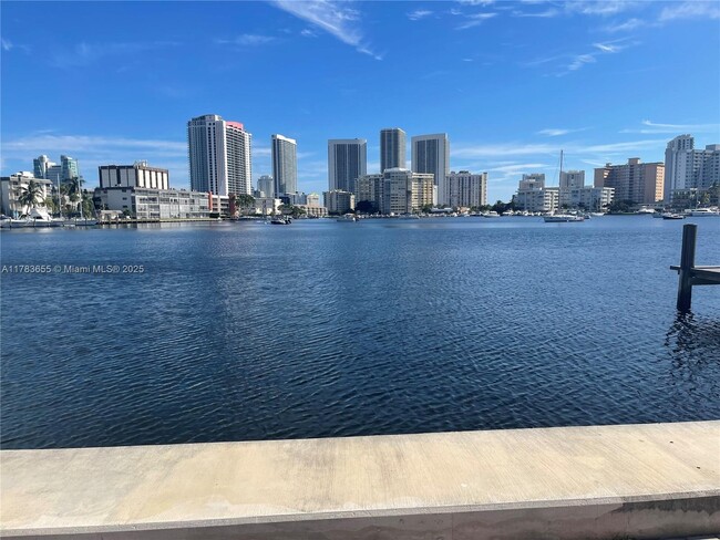 Foto del edificio - 450 Golden Isles Dr