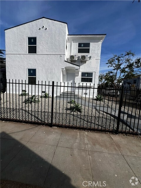 Building Photo - 1125 W 43rd St