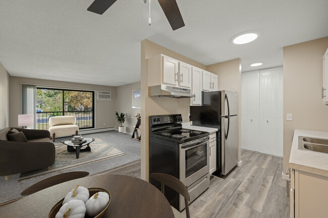 Cocina y sala de estar - Eastgate Apartments-Oakdale