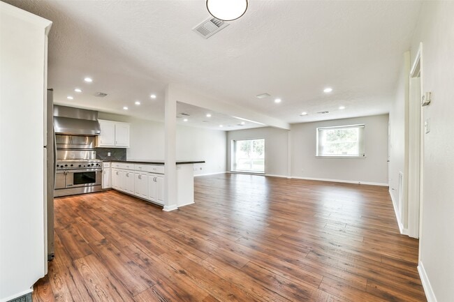 Building Photo - 304 Bellmar Ln