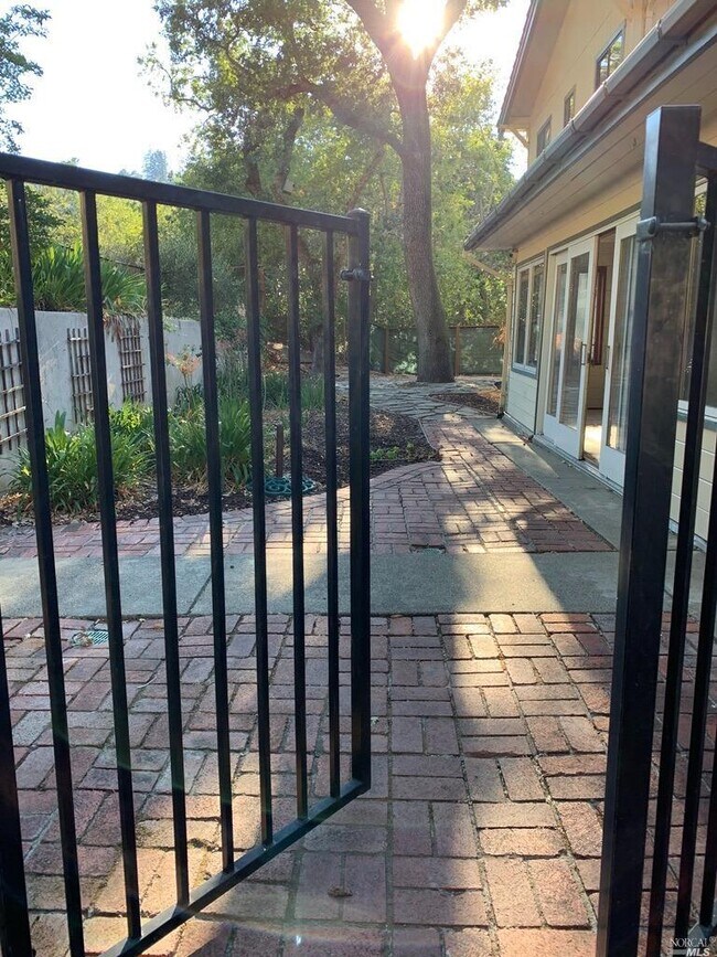 Foto del edificio - 848 Acalanes Rd