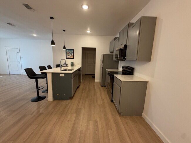 Building Photo - "Spacious 3-Bed 3-Bath with Granite Elegance in Lubbock"
