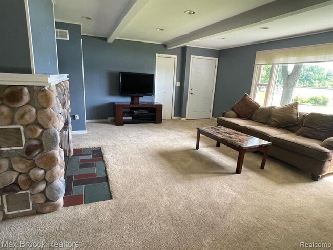 Foto del edificio - 5111 Elizabeth Lake Rd