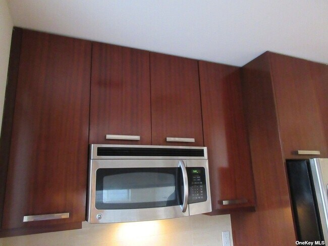 Foto del edificio - 33-30 61st St