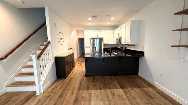 Foto del edificio - Concord Beautiful 3 bedroom 3 bathroom fully updated townhome, gated community!