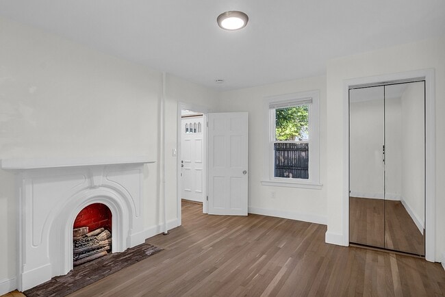 Building Photo - 598 E 7th St
