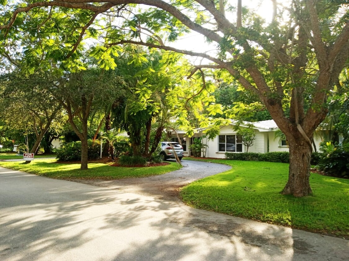11890 SW 72nd Plz, Pinecrest, FL 33156 House Rental in Pinecrest, FL