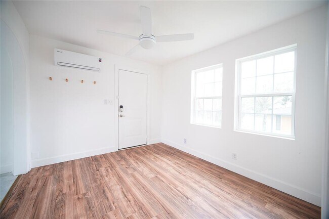 Building Photo - 908 Eleanor St