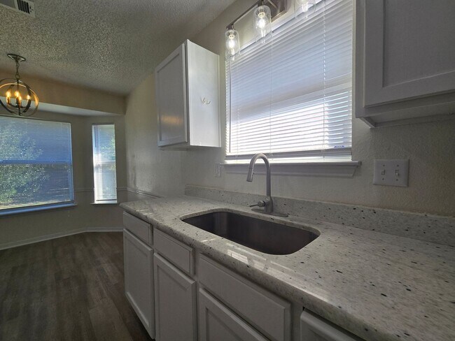 Building Photo - AVAILABLE NOW!