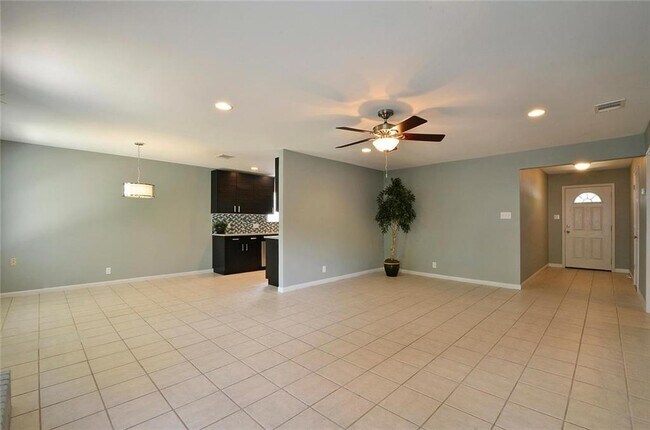 Building Photo - 10110 Woodland Village Dr
