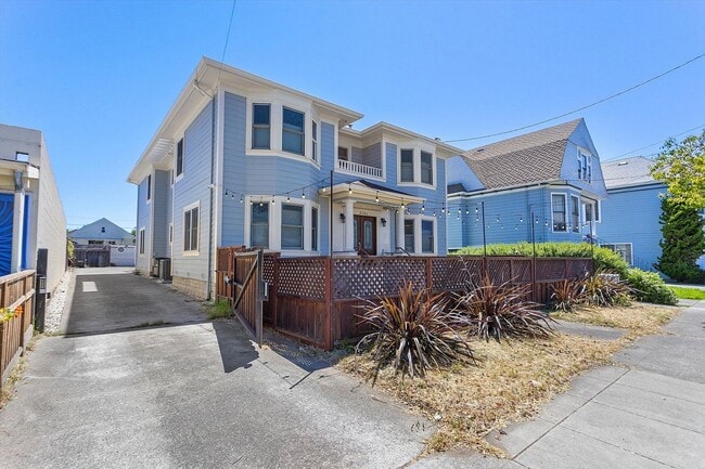 Building Photo - 826 Lincoln Ave