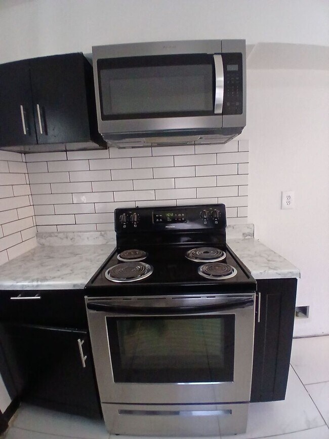 Foto del edificio - Beautiful 3 bedroom 1 bath home - Open To ...