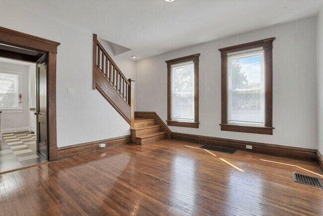 Foto del edificio - 107-109 East Blake Avenue