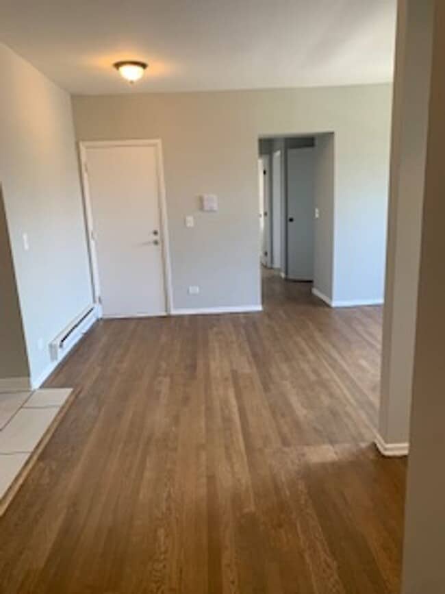 Building Photo - Rogers Park Three Bedroom/Two Bath New Renovation