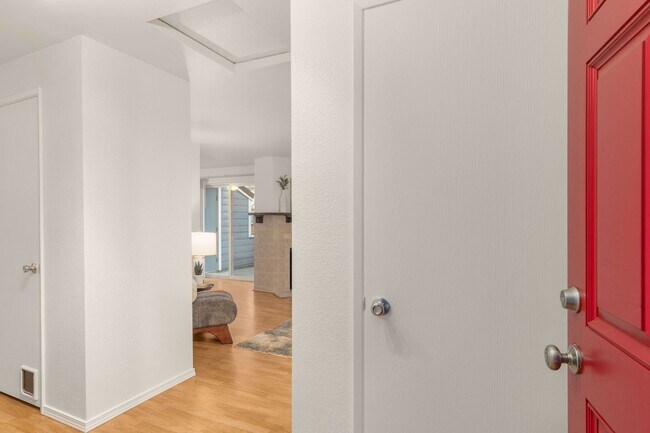 Foto del edificio - Charming 2 Bed/1 Bath Lake Oswego Condo in Eagle Crest Community