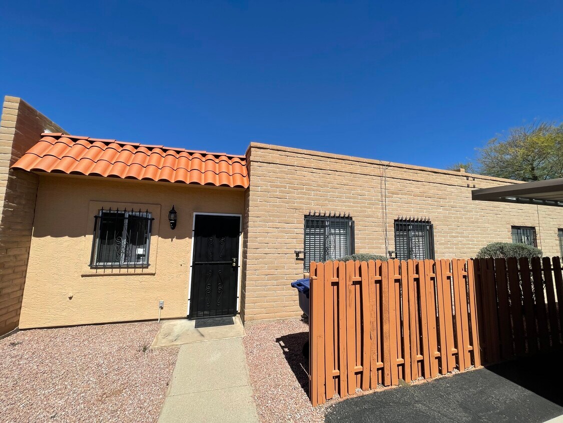 Foto principal - 829 S Pantano Pkwy
