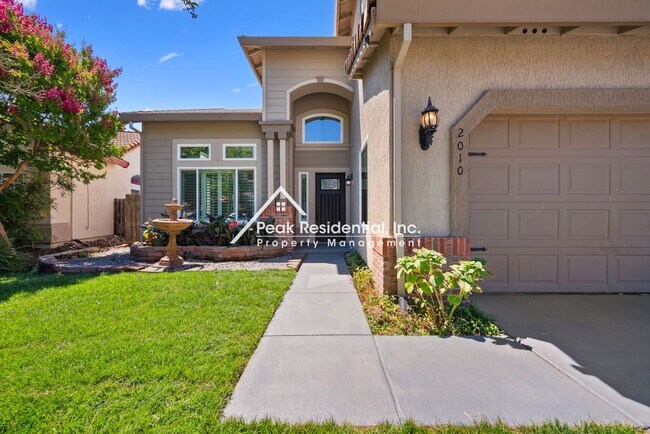 Building Photo - Spacious 4bd/3ba Roseville Home With Pool!