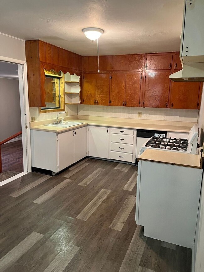Building Photo - Adorable 3 Bedroom, 2 Bathroom Home with Fenced Backyard!