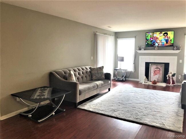 Building Photo - 5685 Pine Aires Dr