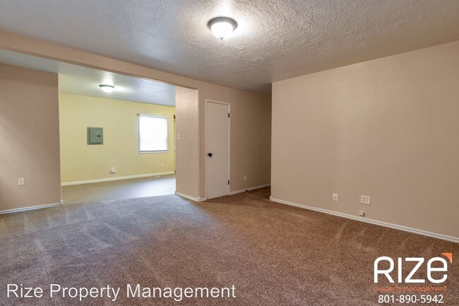 Foto del edificio - 3 br, 1 bath House - 4470 W 5780 S