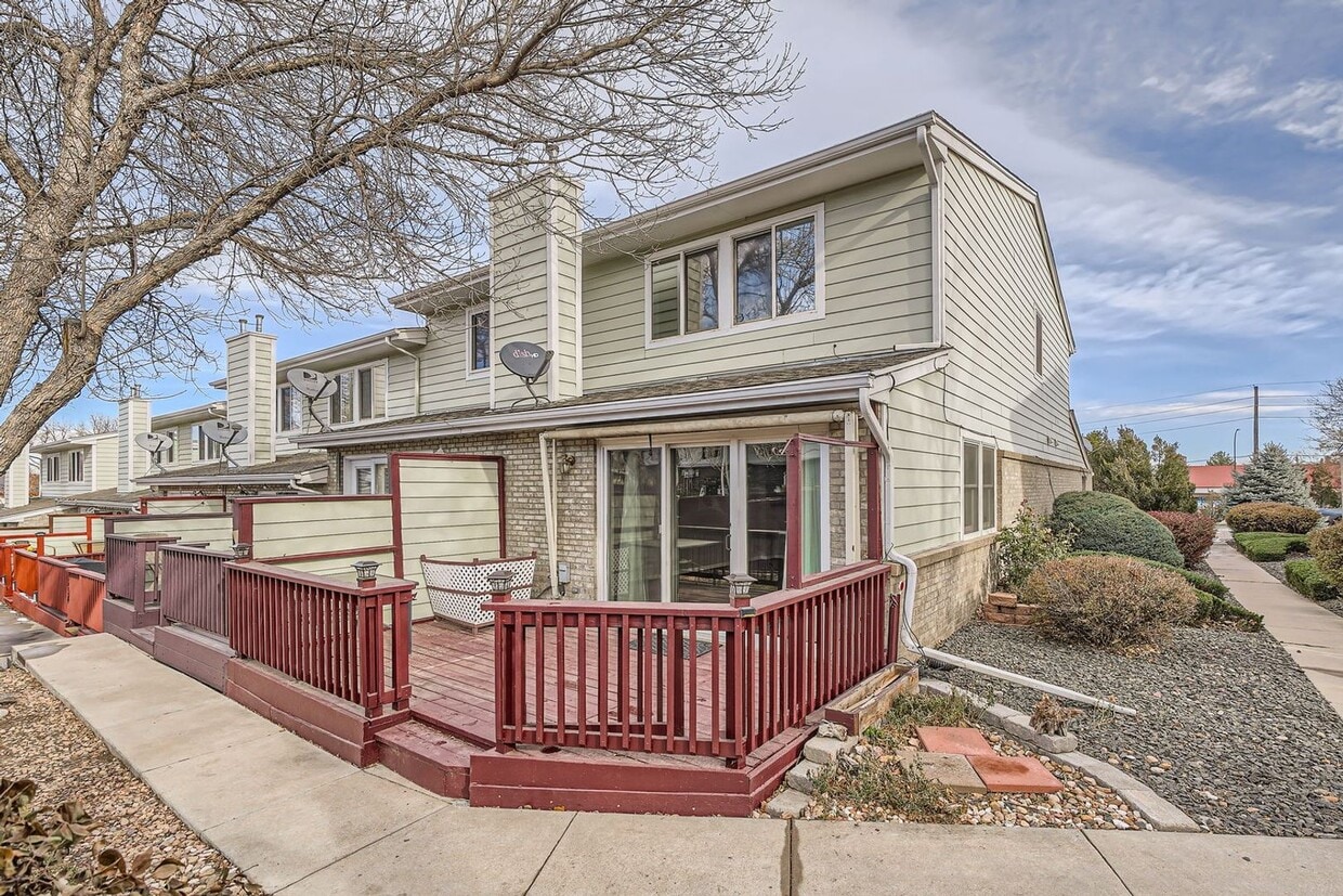 Beautiful end unit townhome with 2 bedrooms and 2.5 bath in a quiet and friendly neighborhood. - Beautiful end unit townhome with 2 bedrooms and 2.5 bath in a quiet and friendly neighborhood.