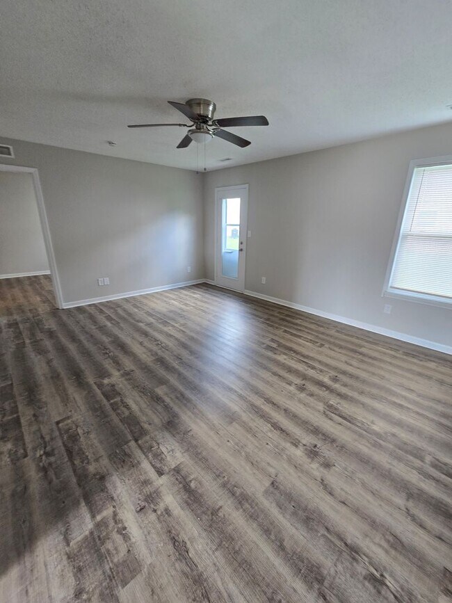 Foto del edificio - Three Bedroom Ranch Style Home Located in ...