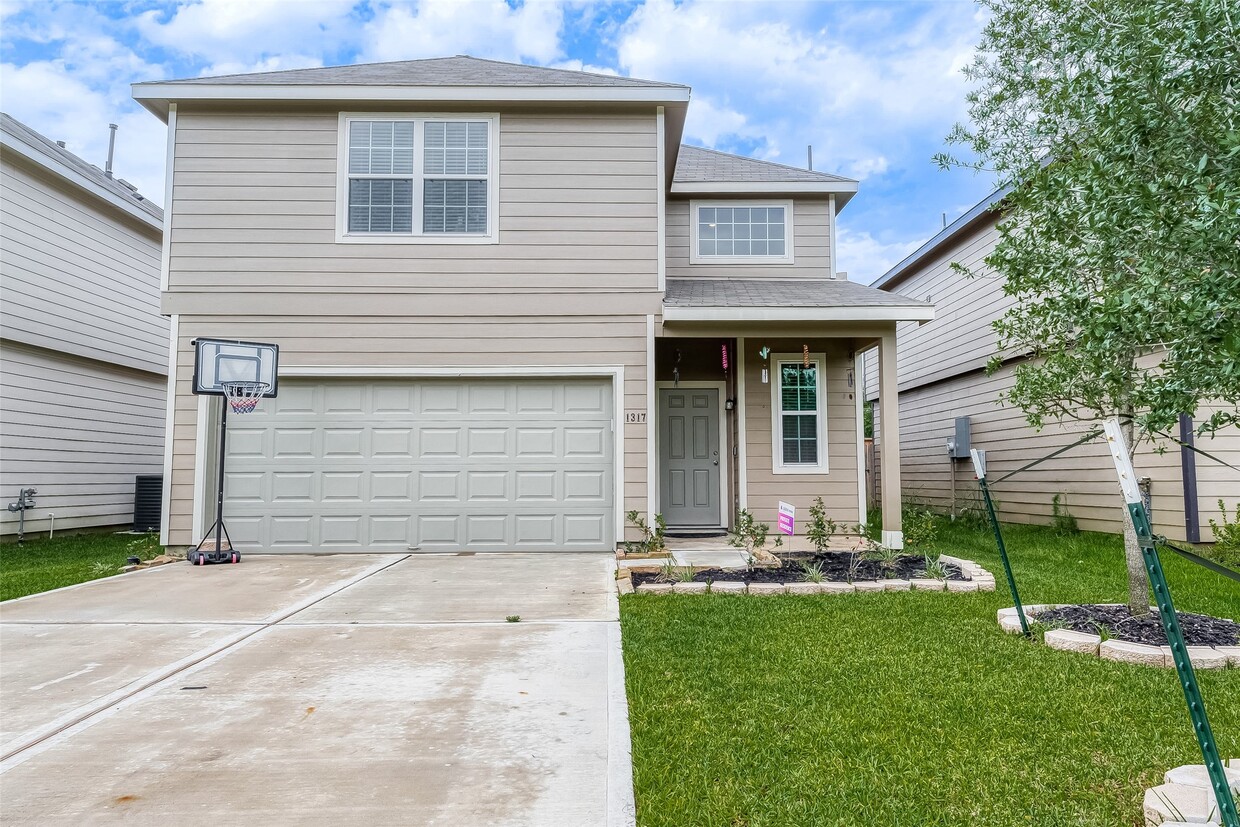 Primary Photo - 1317 Mount Bassie Trl