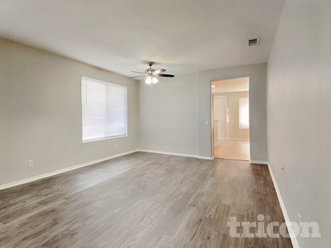 Foto del edificio - 6619 W Golden Ln