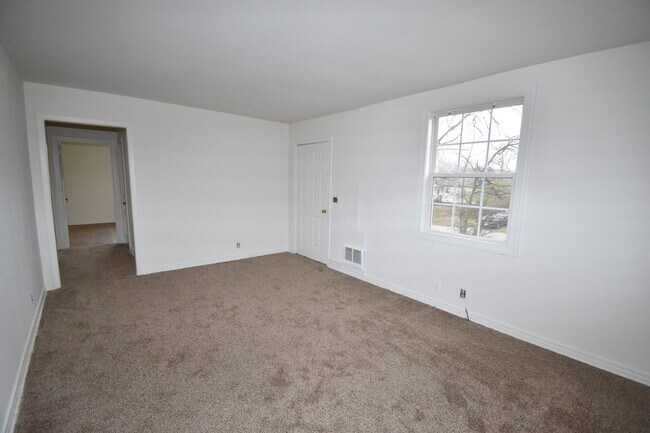 Building Photo - 3 Bedroom Home For Rent Near APSU!