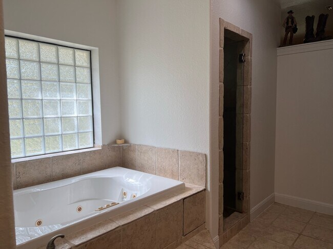 Building Photo - 23970 Cavern Oak