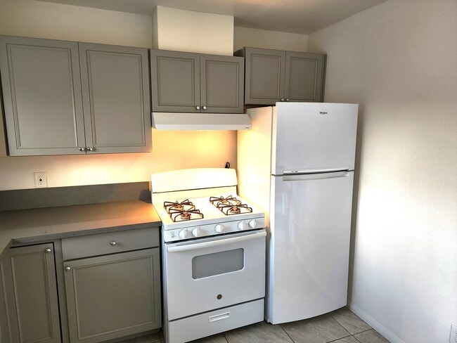 Well equipped kitchen with full sized fridge-freezer, gas stove, microwave and dishwasher - The Junipero Palm Springs