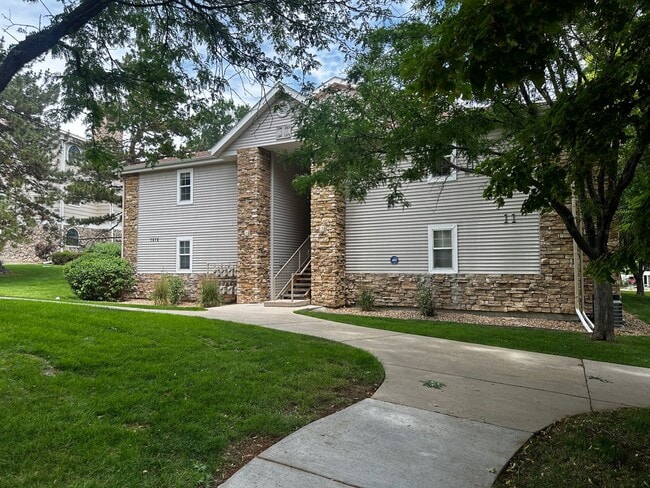 Building Photo - Arvada 2-bedroom 2-bathroom Available Imme...