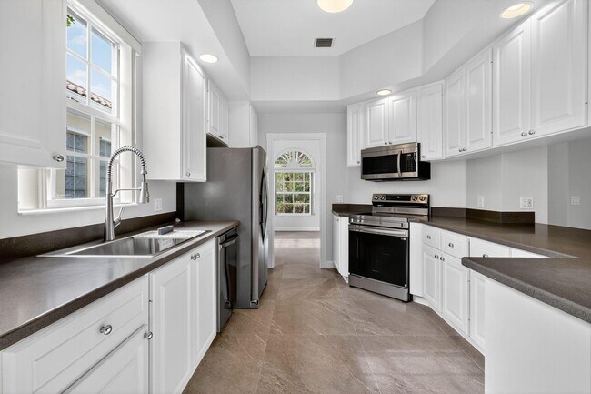 Foto del edificio - 8257 Rosalie Ln