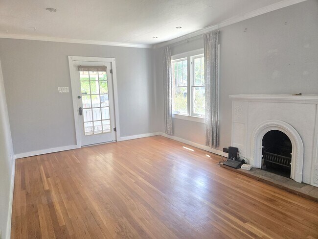 Building Photo - 2 bed 2 bath Tudor historic upgraded home