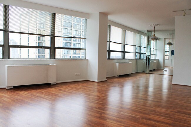 Living&Dining - 5701 N Sheridan Rd